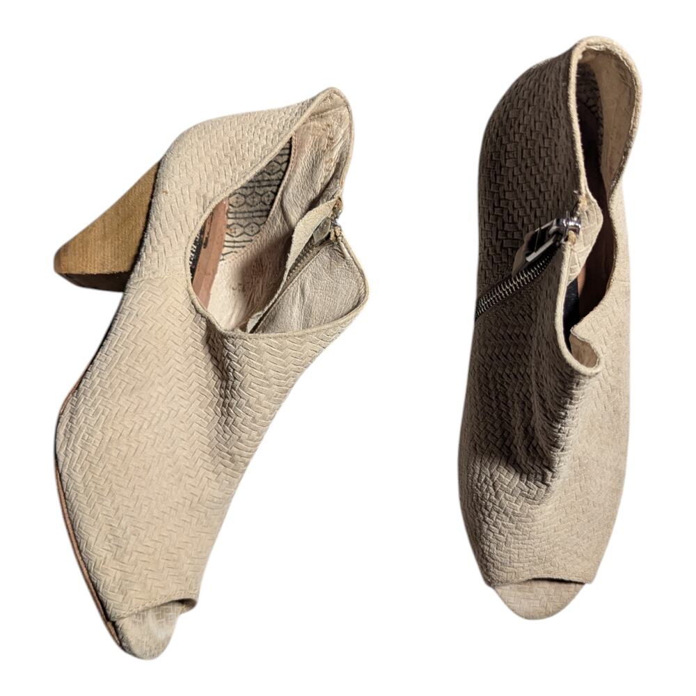Matt Bernson Jagg Ivory Textured Suede Peep Toe Cone Heel Ankle Booties Sz 8